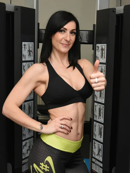 genç kadının musculation yapması