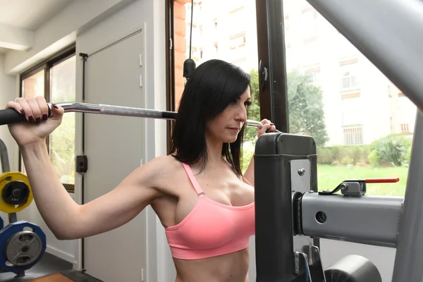 Genç kadının musculation yapması — Stok fotoğraf