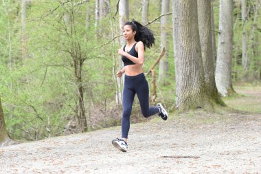 çalışan genç bir kadın