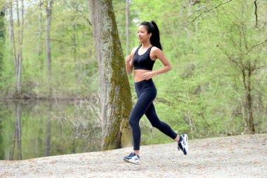 çalışan genç bir kadın