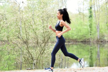 çalışan genç bir kadın