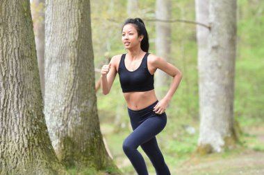 çalışan genç bir kadın