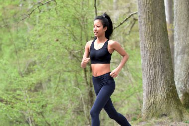 çalışan genç bir kadın