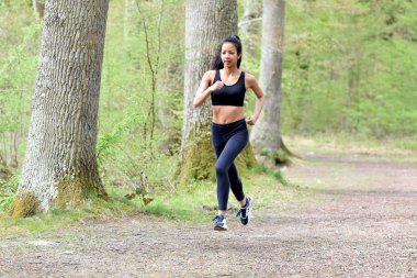 çalışan genç bir kadın