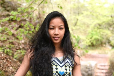 Doğada genç bir kadın