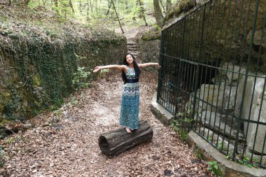 Doğada genç bir kadın