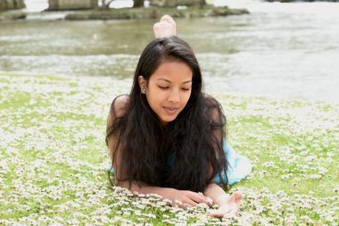 genç kadın gevşeme doğada sahip