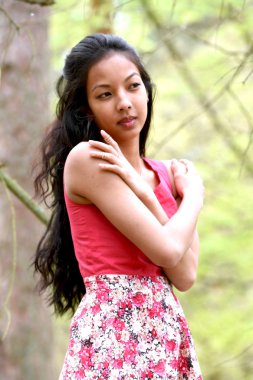 Ormandaki genç kadın