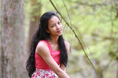 Ormandaki genç kadın