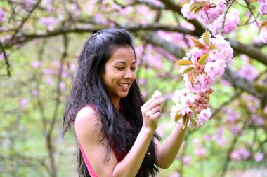 genç kadın bir doğal park