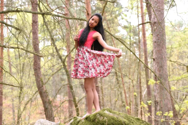 Ormandaki genç kadın — Stok fotoğraf