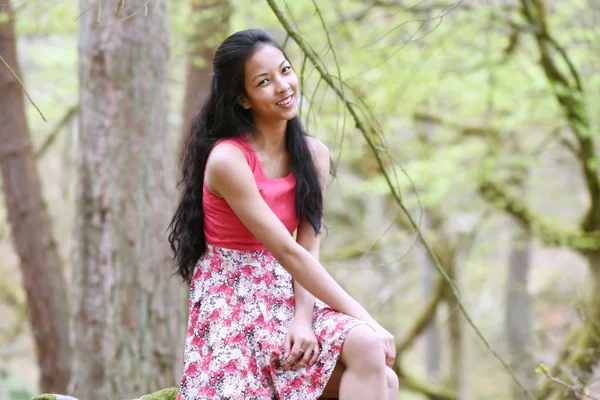 Ung kvinna i skogen — Stockfoto