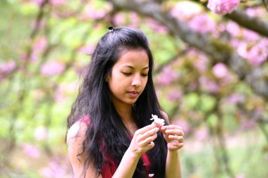 genç kadın bir doğal park