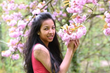 genç kadın bir doğal park