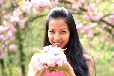 genç kadın bir doğal park