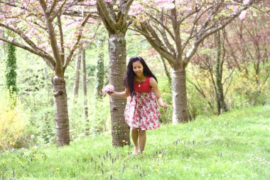 genç kadın bir doğal park