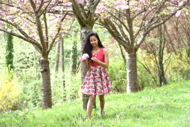 genç kadın bir doğal park