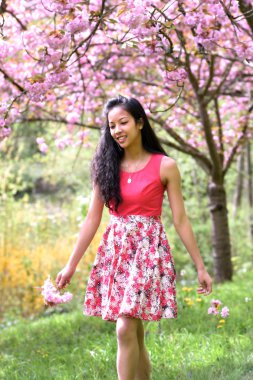 genç kadın bir doğal park