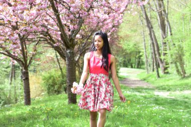 genç kadın bir doğal park