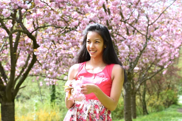 Mujer joven en un parque natural —  Fotos de Stock