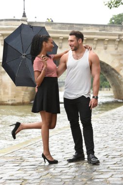 Paris 'te aşık genç bir çift