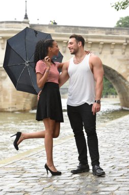 Paris 'te aşık genç bir çift