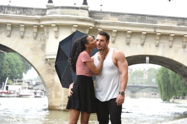 Paris 'te aşık genç bir çift