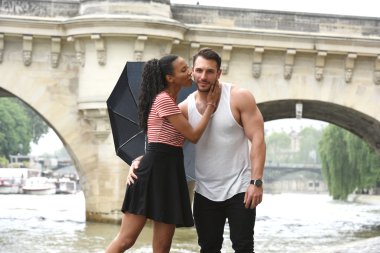 Paris 'te aşık genç bir çift