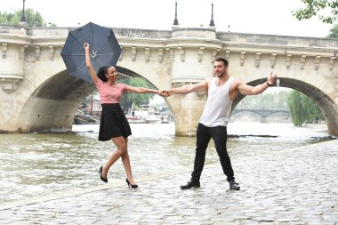 Paris 'te aşık genç bir çift