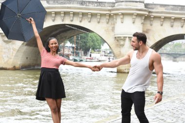 Paris 'te aşık genç bir çift