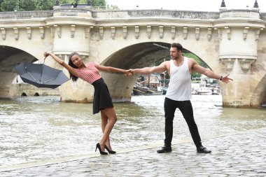 Paris 'te aşık genç bir çift