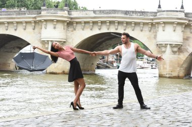 Paris 'te aşık genç bir çift