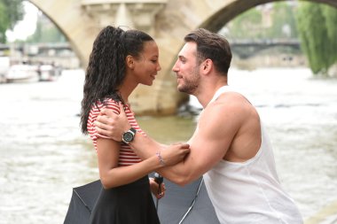 Paris 'te aşık genç bir çift