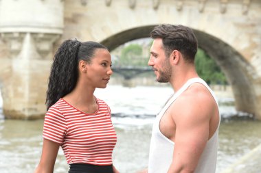 Paris 'te aşık genç bir çift