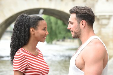 Paris 'te aşık genç bir çift