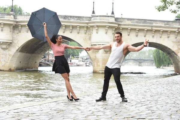 Junges verliebtes Paar in Paris — Stockfoto