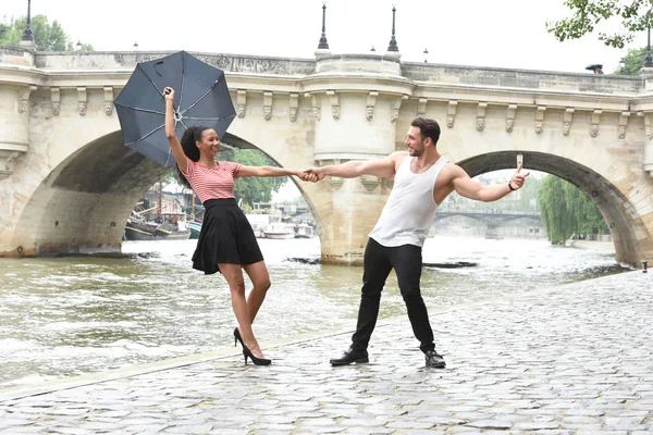 Junges verliebtes Paar in Paris — Stockfoto