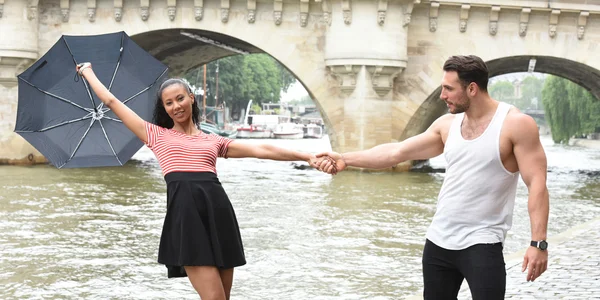 Zamilovaný mladý pár v Paříži — Stock fotografie