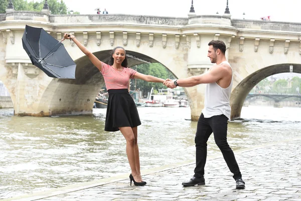 Junges verliebtes Paar in Paris — Stockfoto