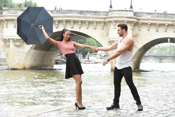 Junges verliebtes Paar in Paris — Stockfoto