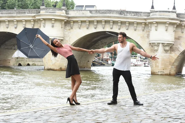 Paris 'te aşık genç bir çift — Stok fotoğraf