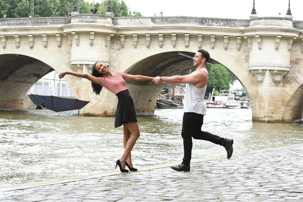 Junges verliebtes Paar in Paris — Stockfoto