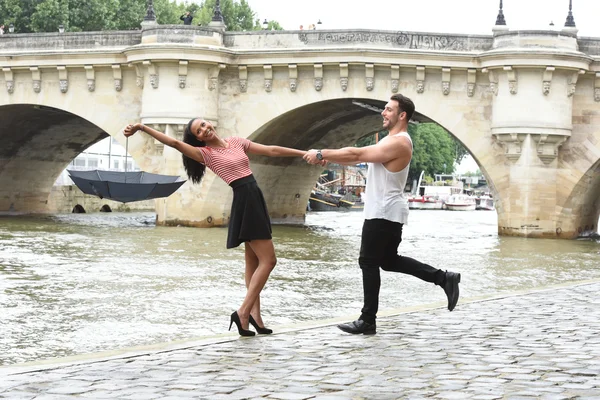 Junges verliebtes Paar in Paris — Stockfoto