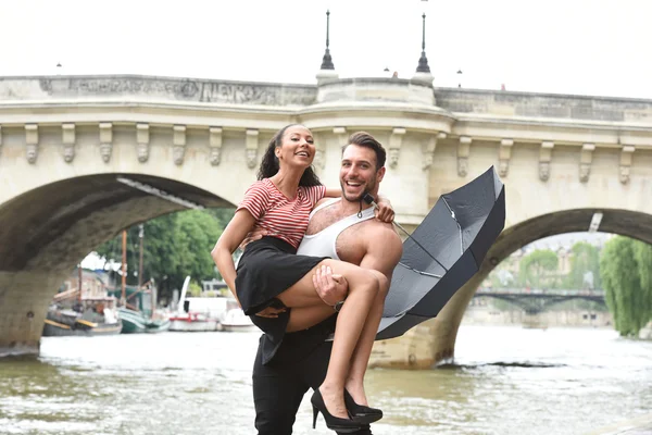 Junges verliebtes Paar in Paris — Stockfoto