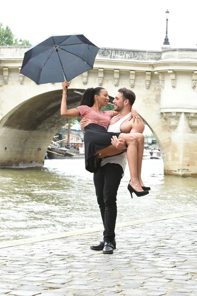 Junges verliebtes Paar in Paris — Stockfoto