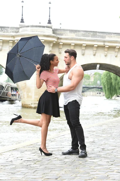 Jong paar verliefd in Parijs — Stockfoto