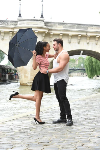 在巴黎恋爱的年轻夫妇 — 图库照片