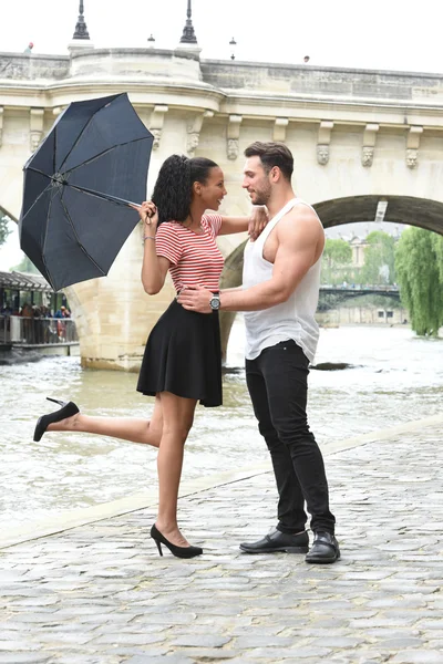 Junges verliebtes Paar in Paris — Stockfoto