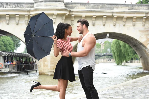 Jovem casal apaixonado em Paris — Fotografia de Stock