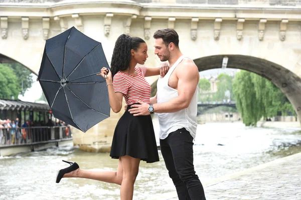 Jovem casal apaixonado em Paris — Fotografia de Stock